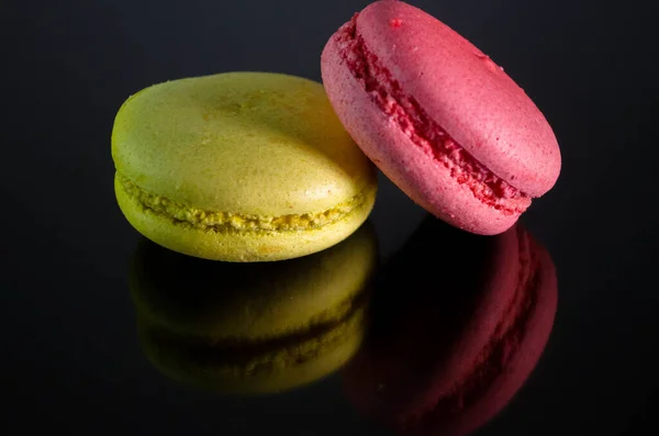 Kurabiye pastaları, karanlık yüzeyde fotoğraf.