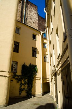 Öğleden sonra eski avlu fotoğrafı.