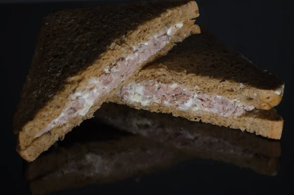 Thunfisch Sandwich Foto Auf Dunkler Oberfläche — Stockfoto