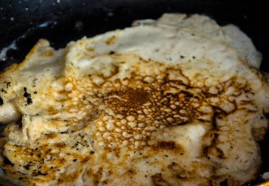 Tavada krep, kızarmış.