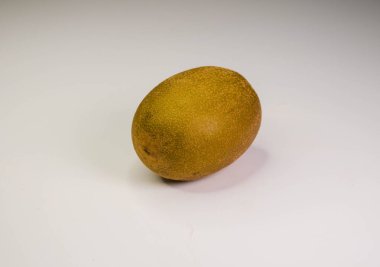 kivi beyaz bir masada yatıyor