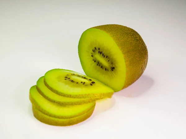 Kiwi Fatiado Encontra Uma Mesa Branca — Fotografia de Stock