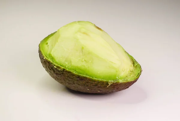 Eine Halbe Avocado Liegt Auf Einem Weißen Tisch — Stockfoto