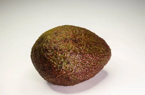 avokado beyaz bir masada yatıyor.