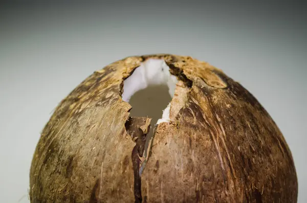 Popraskaný Kokos Leží Bílém Stole — Stock fotografie