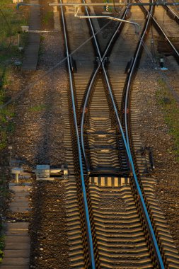Gün batımında demiryolu ve teller