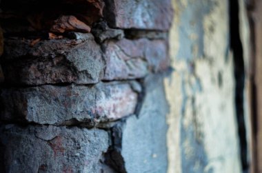 Tuğlaları dökülen eski duvar