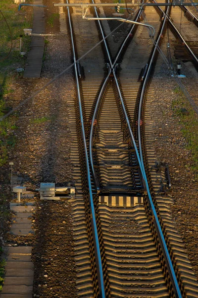 日落时的铁路和电线 — 图库照片