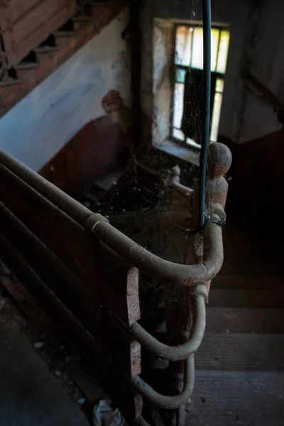 Altes Hölzernes Geländer Auf Der Treppe — Stockfoto