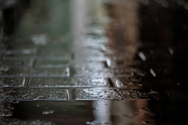 Chuva Está Pingando Chão Uma Poça Chão — Fotografia de Stock