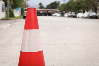 Arka taraftaki trafik konisi bulanık. Ve metin için bir boşluk var..