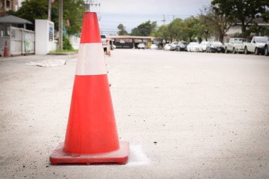 Deponun önündeki beton yolda trafik konisi..