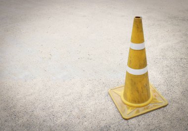 Metin girişi için alanı olan beton zeminde trafik konisi.