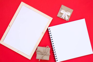 Noel konsepti için kırmızı arkaplan defteri.