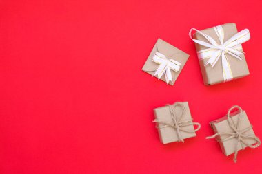 Kırmızı arka planda kahverengi hediye kutusu