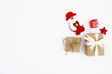 Noel Hediyeleri İçin Beyaz Arkaplanda Hediye Kutuları ve Dekorasyonlar