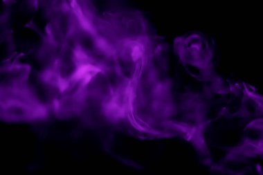 Siyah arka planda mor duman bulanıklaştı