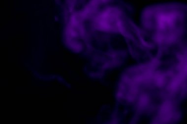 Siyah arka planda mor duman bulanıklaştı