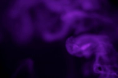 Siyah arka planda mor duman bulanıklaştı