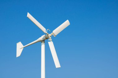 Mavi arkaplanda beyaz rüzgar türbinleri - görüntüler