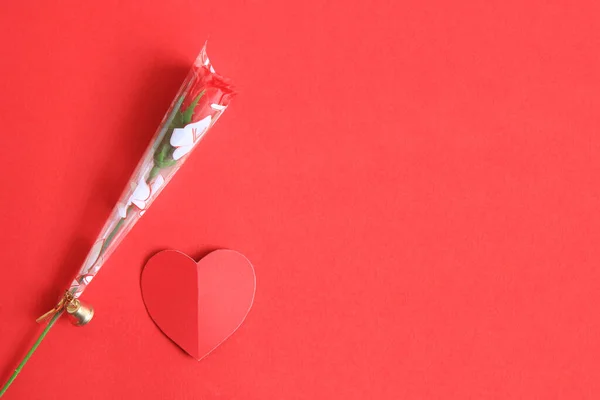 Паперові Серця Троянди Червоному Тлі Днем Святого Валентина — стокове фото