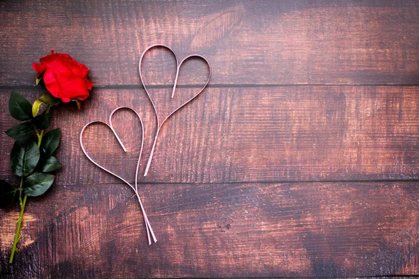Паперові Серця Червоні Троянди Підлозі Темного Дерева День Святого Валентина — стокове фото