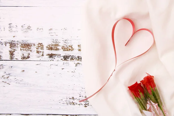 Стрічкові Серця Трояндами Білими Тканинами Небілих Ділянках Концепція Валентина — стокове фото