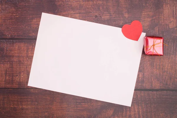 木製の床に空の箱と紙で紙の心 バレンタインデー ストック画像