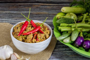 Beyaz başaklar ve yeşil sebzeler üzerine uskumru biberi ezmesi.