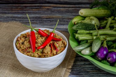 Beyaz başaklar ve yeşil sebzeler üzerine uskumru biberi ezmesi.