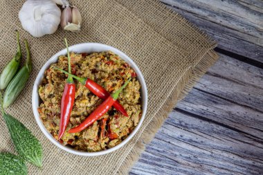 Beyaz başaklar ve yeşil sebzeler üzerine uskumru biberi ezmesi.