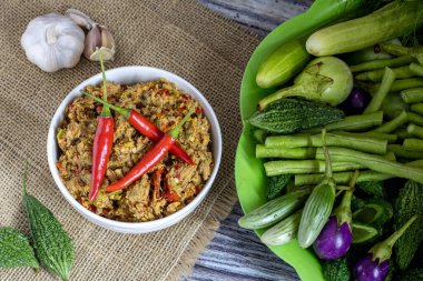 Beyaz başaklar ve yeşil sebzeler üzerine uskumru biberi ezmesi.