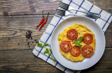 Tahta bir arka plana yerleştirilmiş omlet ve metin için boş alan