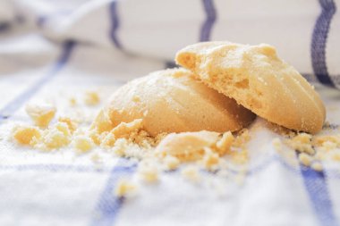 Sabahları beyaz kumaş üzerine istiflenmiş kurabiyeler.