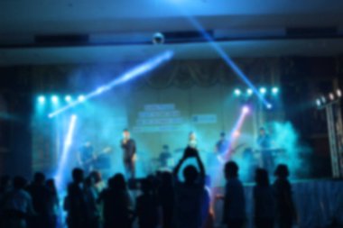 Partilerdeki ya da kutlamalardaki insanlar gece bulanıklaşır.