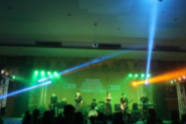 Partilerdeki ya da kutlamalardaki insanlar gece bulanıklaşır.