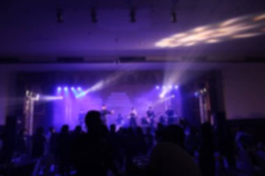 Partilerdeki ya da kutlamalardaki insanlar gece bulanıklaşır.