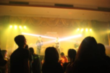 Partilerdeki ya da kutlamalardaki insanlar gece bulanıklaşır.