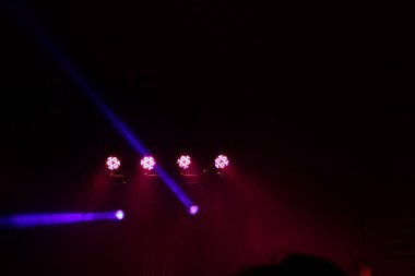 Partilerdeki ya da kutlamalardaki insanlar gece bulanıklaşır.