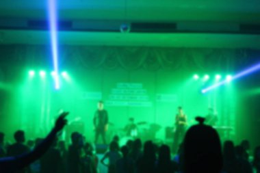 Partilerdeki ya da kutlamalardaki insanlar gece bulanıklaşır.