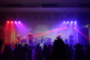 Partilerdeki ya da kutlamalardaki insanlar gece bulanıklaşır.