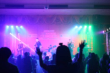 Partilerdeki ya da kutlamalardaki insanlar gece bulanıklaşır.