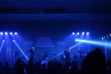 İnsanların dans ettiği şirket partisi bulanık