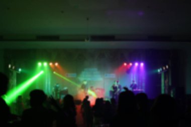 İnsanların dans ettiği şirket partisi bulanık