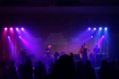 İnsanların dans ettiği şirket partisi bulanık