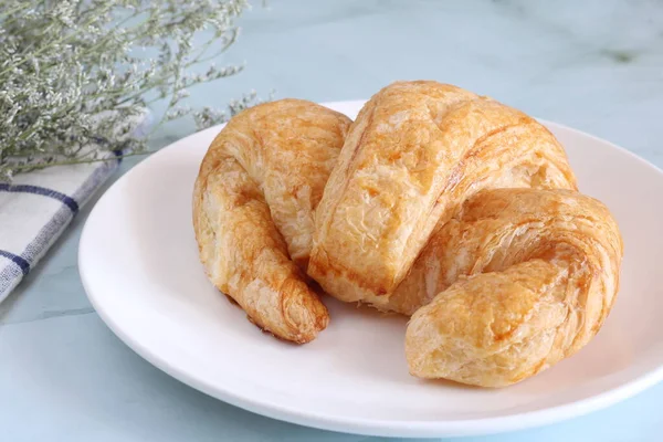 Delicioso Croissant Colocado Prato Branco — Fotografia de Stock