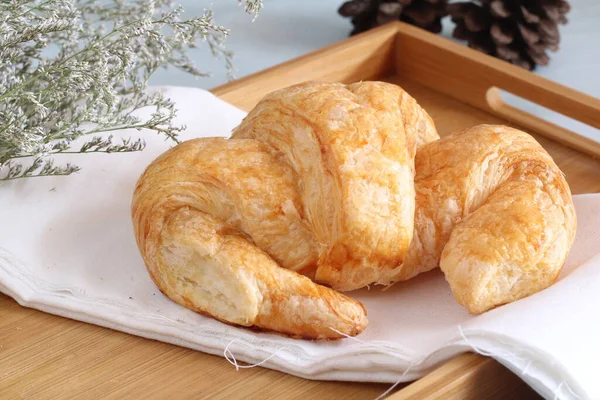 Délicieux Croissant Est Placé Sur Chiffon Blanc Plateau Nourriture — Photo