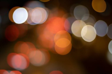 Bokeh, gece yolundaki araba ışıkları