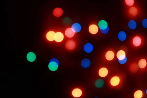 概要丸いクリスマスライトとお祝いのボケの背景 — ストック写真