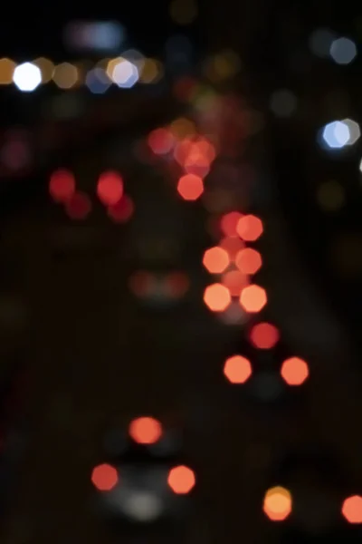夜の道の車のライト — ストック写真